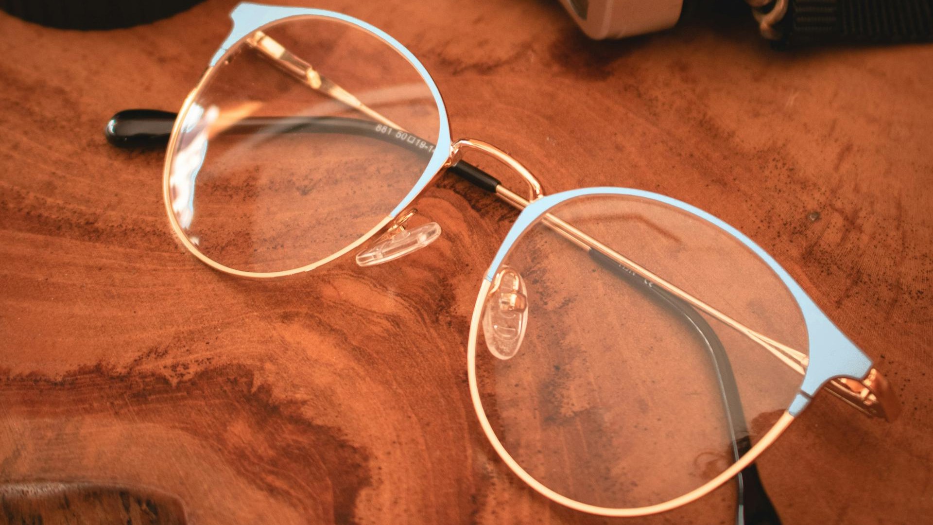 Gafas baratas vs. Gafas de calidad: Cómo cuidar tu bolsillo sin arriesgar tu vista