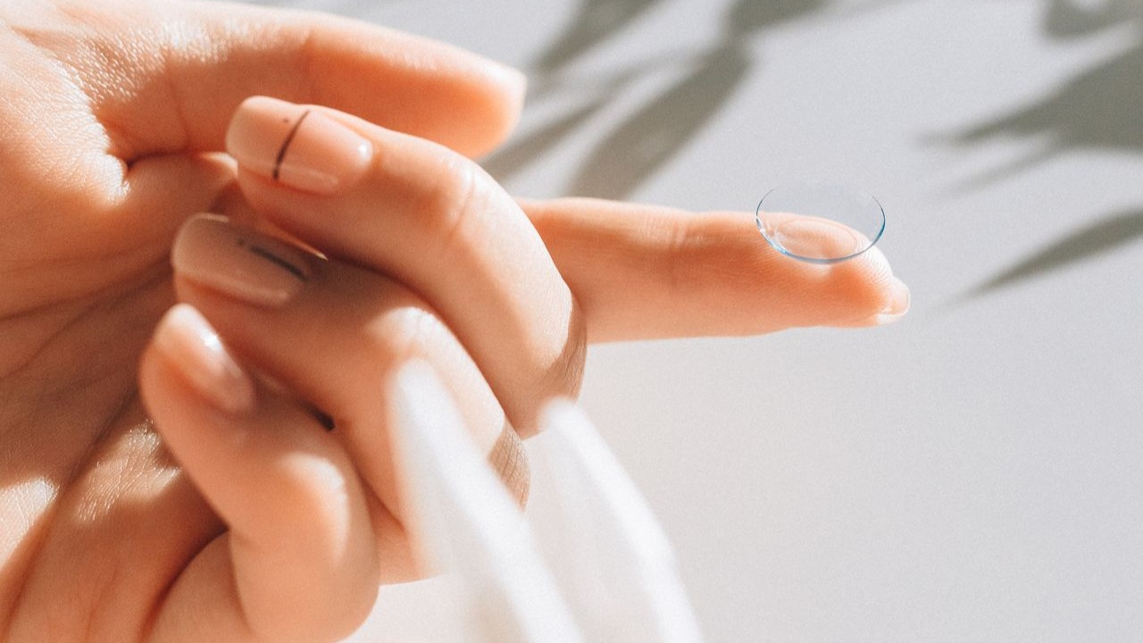 ¿Puedo dormir con los lentes de contacto? Lo que le pasa a tu ojo cuando lo haces